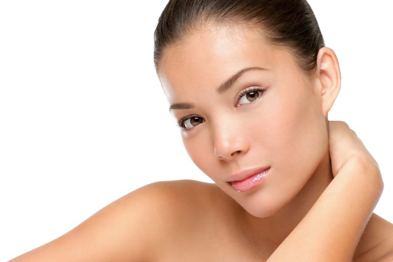 Top 5 Eye Shadow Primers for Perfect & Lasting Makeup girl with perfect skin and nude makeup