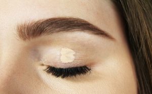 Eye Shadow Primer: Things to Know eye with long lashes and eye shadow primer on the lid