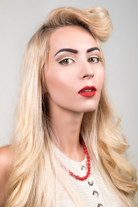 blonde girl wearing pinup makeup and red lipstick