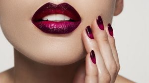 How to Do Ombre Lips: Step by Step Tutorial lady with ombre lips and ombre dark nails