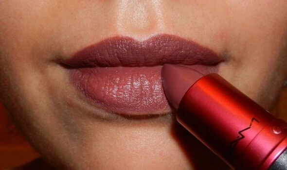 mac glam lipstick viva application on lips