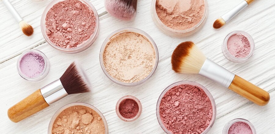 different loose powders and blushes with brushes