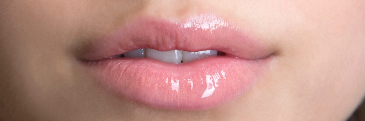 glossy lips as makeup trend