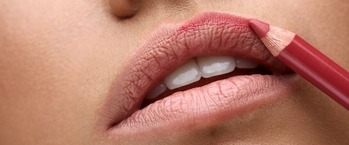 How to apply lip liner on natural lips