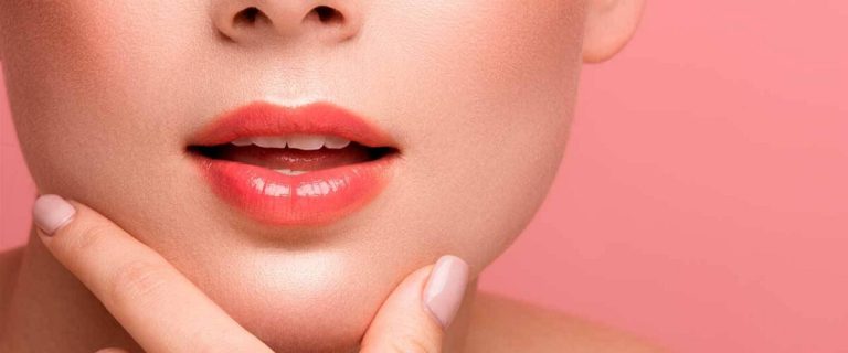 Makeup Trends: No Plump Lips and Wide Eyebrows makeup with Blurred lips