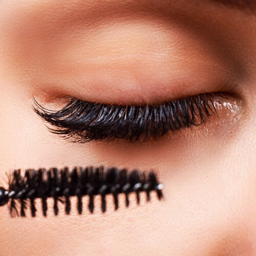 An eye with fake lashes applied