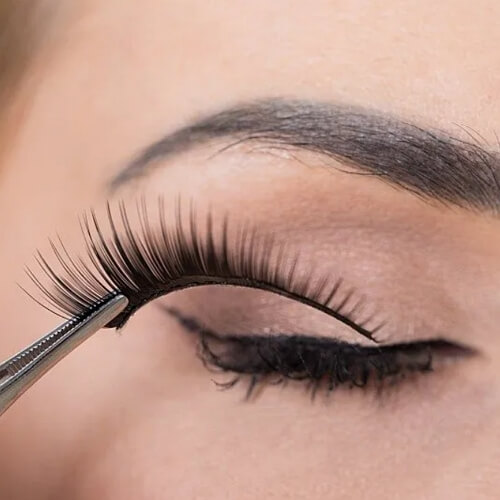 Applying fake belt lashes with twizzers