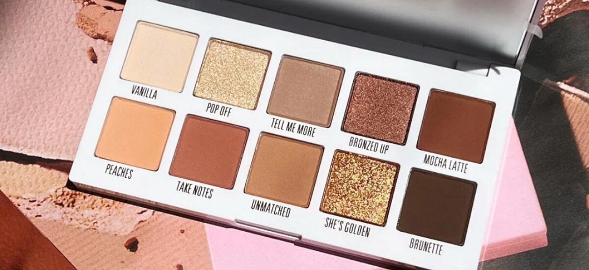 Kylie Jenner - New Bronze eye shadow palette open