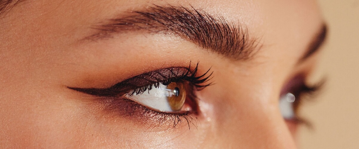 Mastering the Smudged Eyeliner Look: A Makeup Artist's Guide Nude makup with a little glitter and smudged eye liner