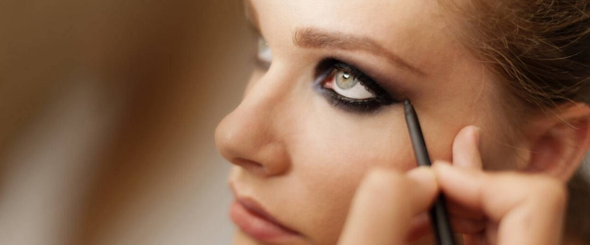 Mastering the Smudged Eyeliner Look: A Makeup Artist's Guide eye makeup with sumdged eyeliner technique