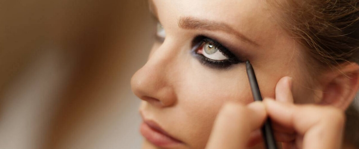eye makeup with sumdged eyeliner technique