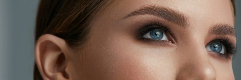 smoked eyes makeup with smudged eye liner technique