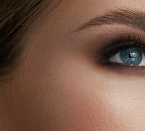 smoked eyes makeup with smudged eye liner technique