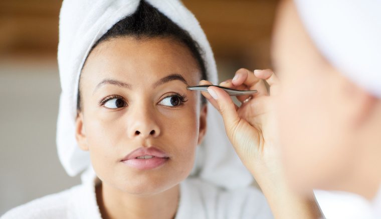 Tips For Easing The Pain When Tweezing Your Eyebrows