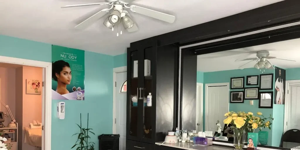beauty studio with a ceiling fan