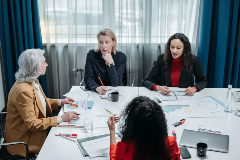 How Leaders Navigate Without Clear Answers How Leaders Navigate Without Clear Answers
