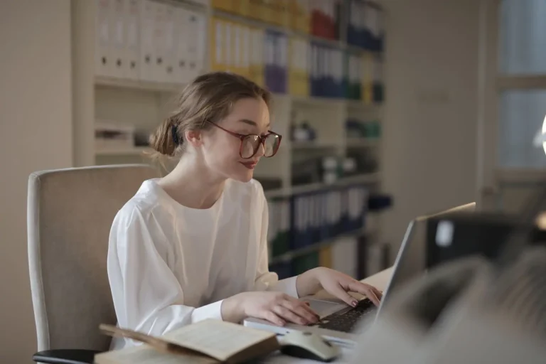 Reading Economic Shifts Through Public Data on Women's Work